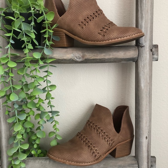 Universal Threads Brown Low Heel Bootie SZ 6 - Picture 1 of 9